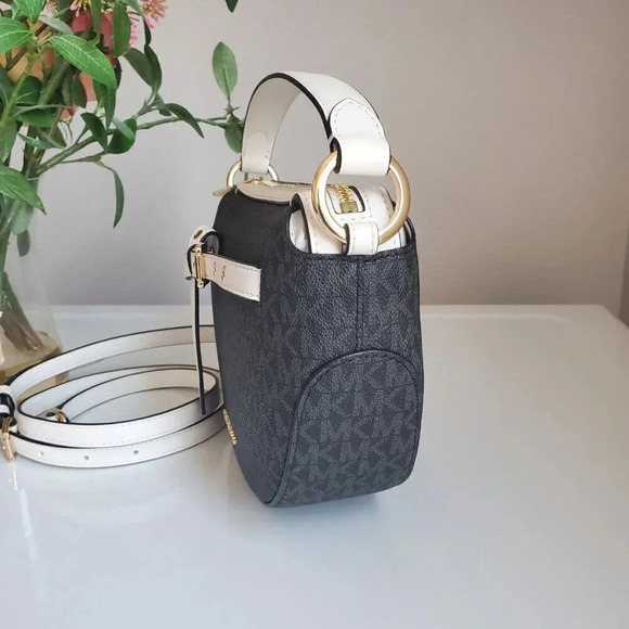 Michael Kors half moon crossbody - Picture 3 of 10